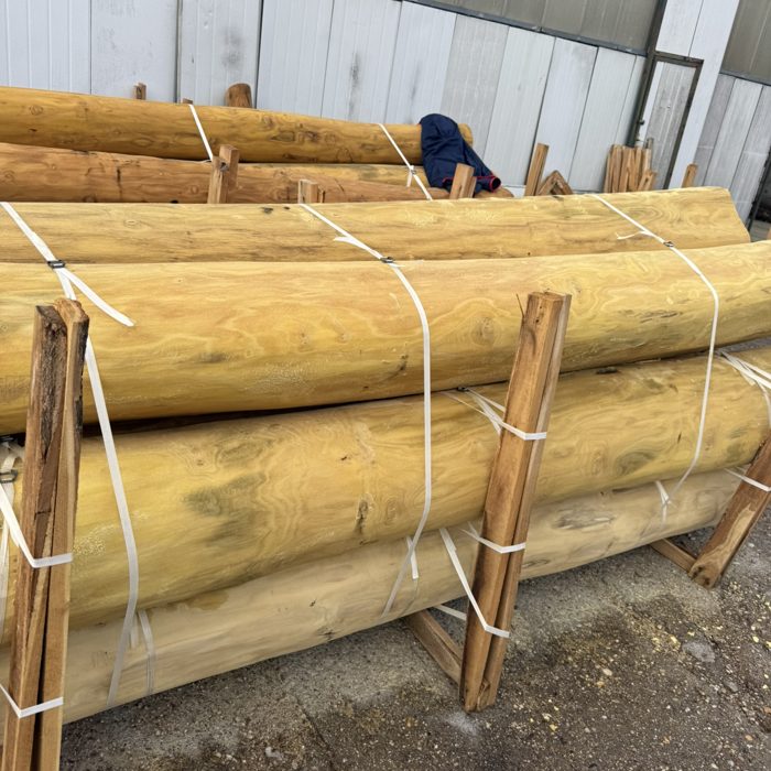 Csiszolt akác oszlopok / Sanded robinia posts