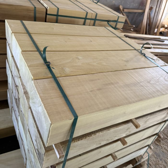 Kötegelt akác fűrészáru / Bundled robinia timber