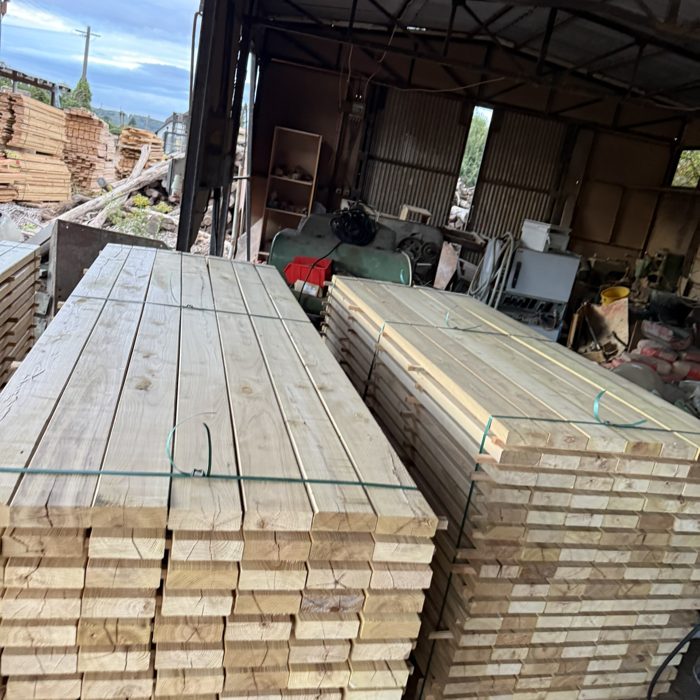 Akác fűrészáru a csarnokban / Robinia timber in the workshop