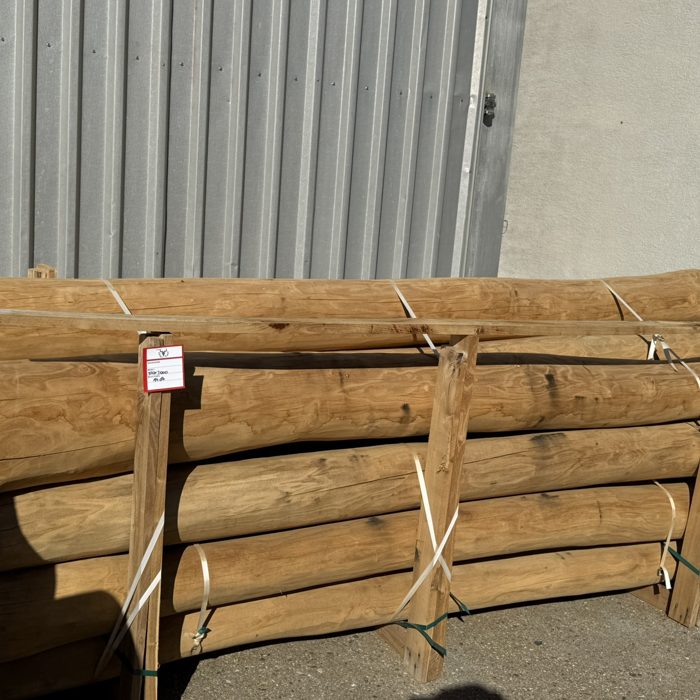 Kötegelt akác oszlopok / Bundled robinia posts