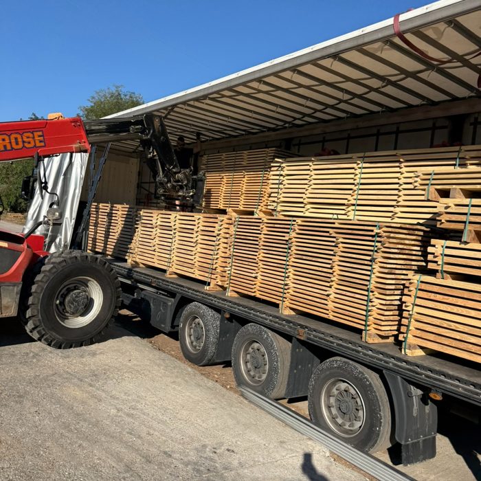 Kamionrakodás a telephelyen / Truck loading on site