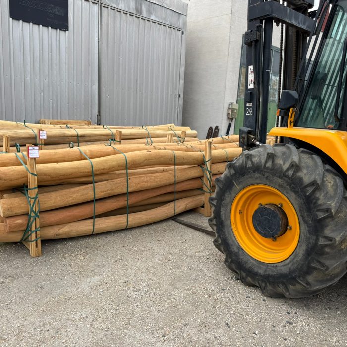 Oszlopok rakodása / Loading posts