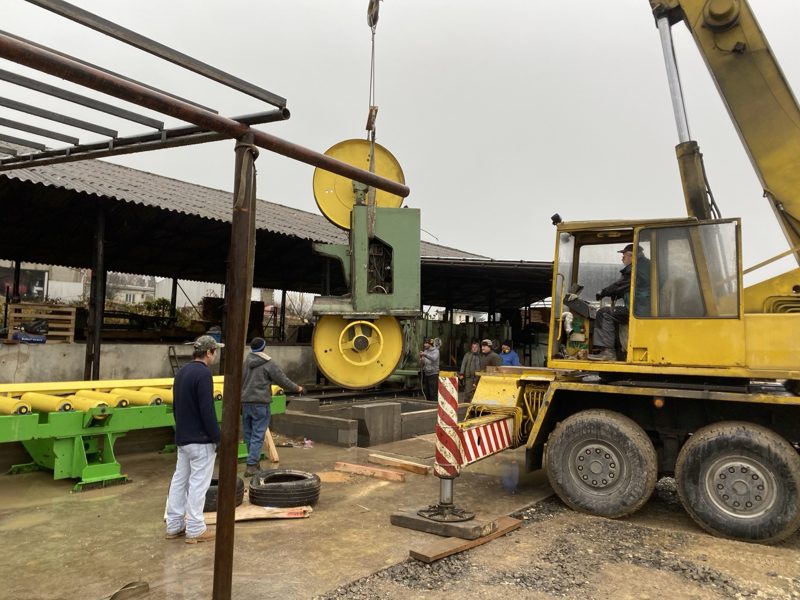 A fűrészgép beemelése / Lifting the saw into place